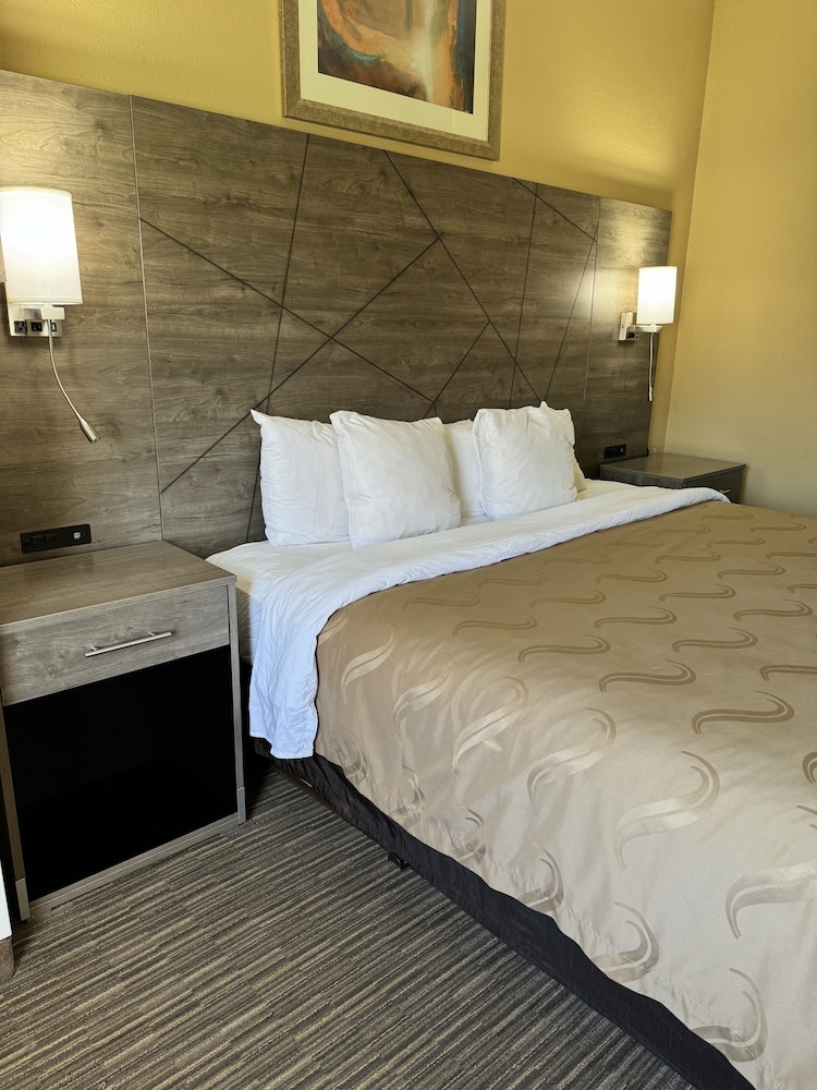 quality inn near i 72 and hwy 51