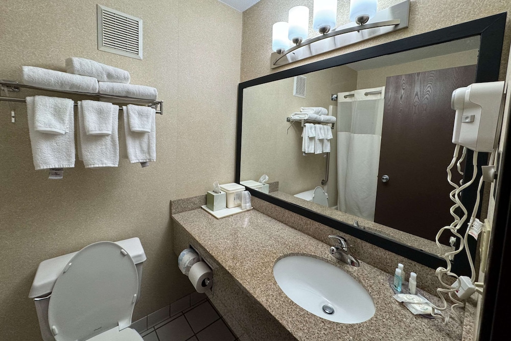 quality inn near i 72 and hwy 51