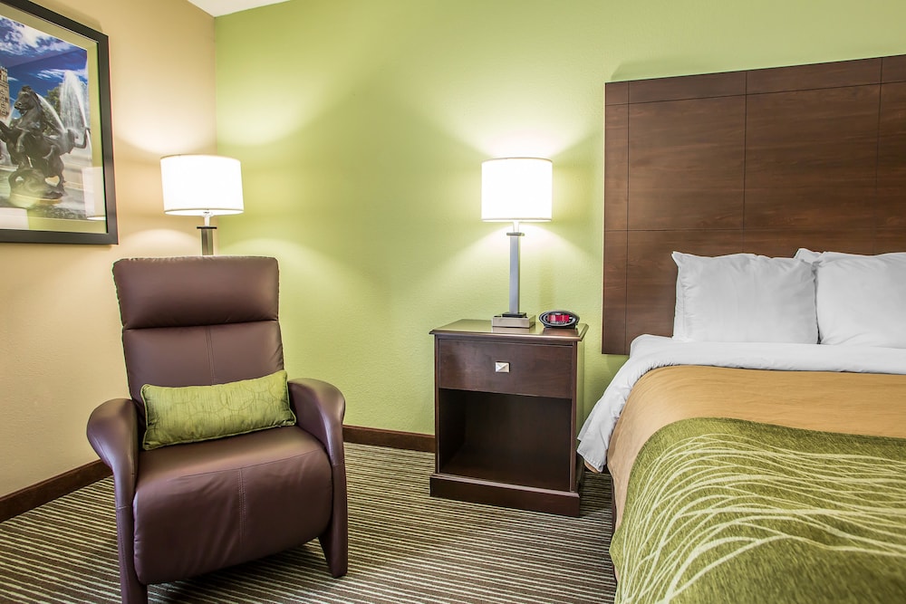 comfort inn and suites kansas city northeast