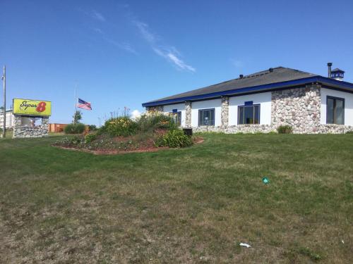super 8 by wyndham petoskey