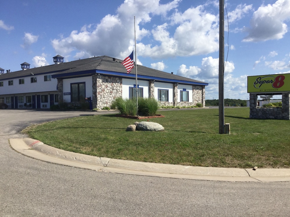super 8 by wyndham petoskey