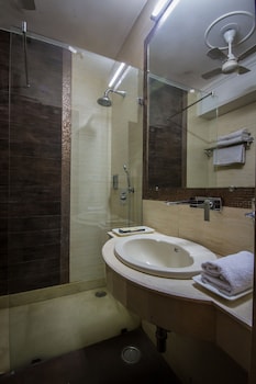 hotel suncourt yatri