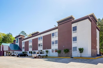 quality inn and suites near six flags east