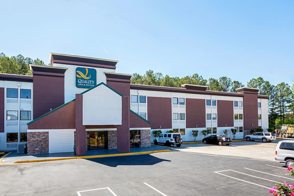 quality inn and suites near six flags east