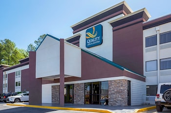 quality inn and suites near six flags east