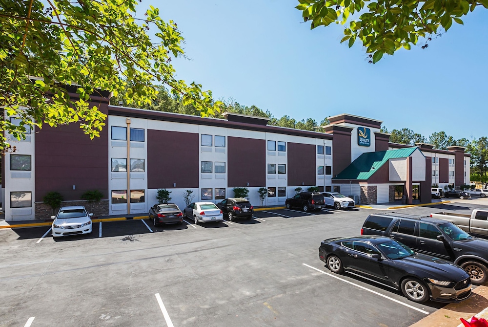 quality inn and suites near six flags east