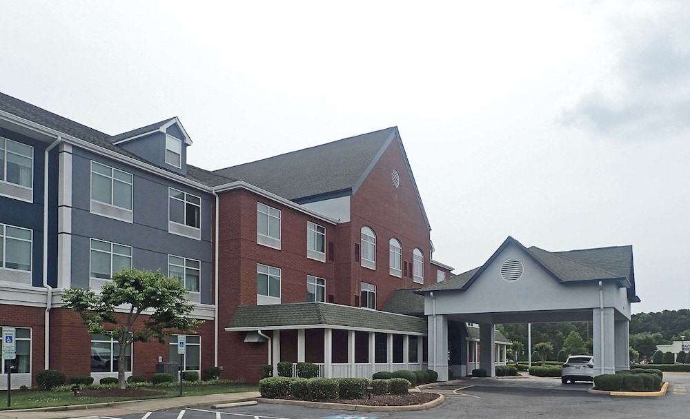 comfort inn and suites hampton near coliseum