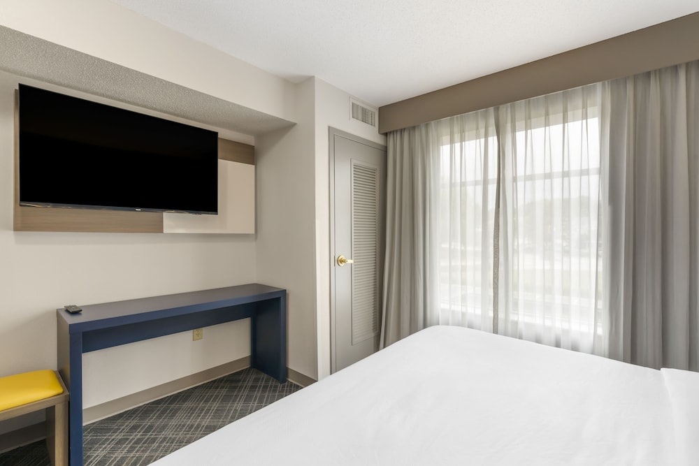 comfort inn and suites hampton near coliseum