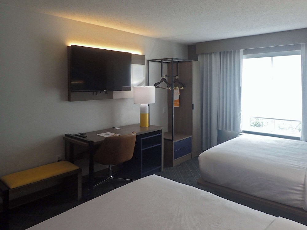 comfort inn and suites hampton near coliseum