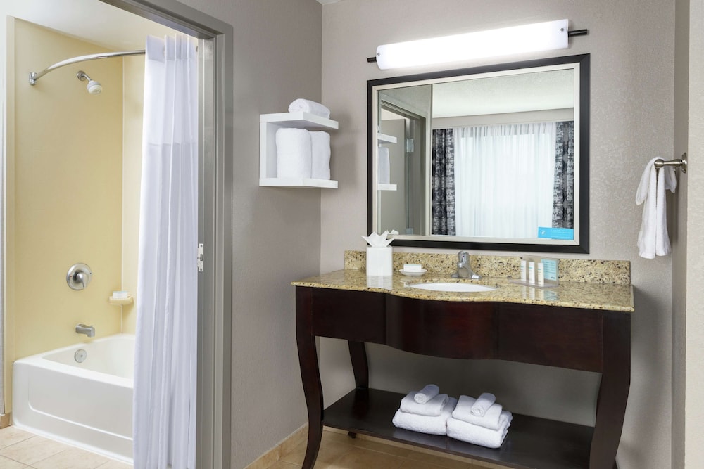 hampton inn and suites national harbor alexandria area