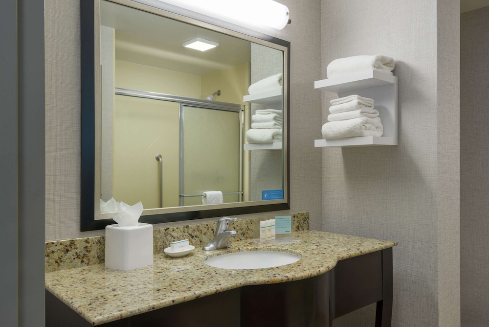 hampton inn and suites national harbor alexandria area