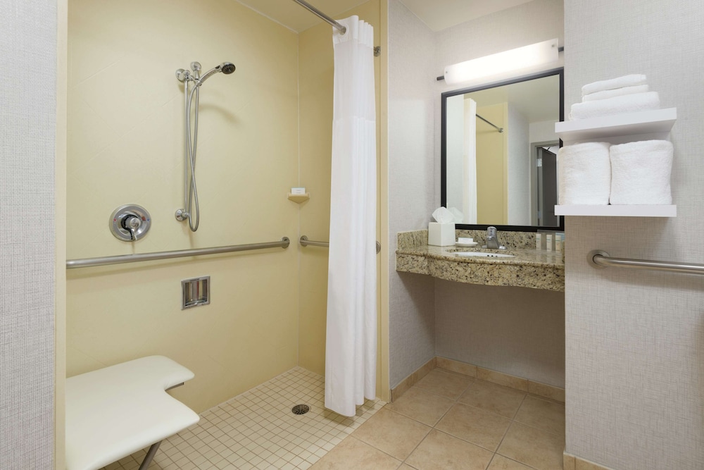 hampton inn and suites national harbor alexandria area