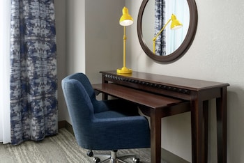 hampton inn and suites national harbor alexandria area