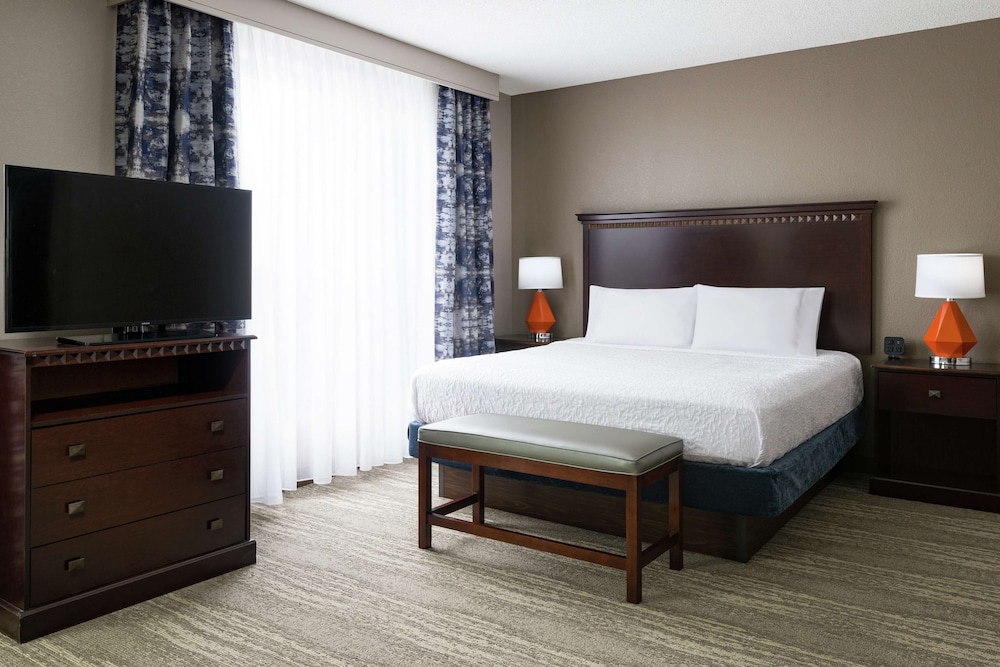 hampton inn and suites national harbor alexandria area