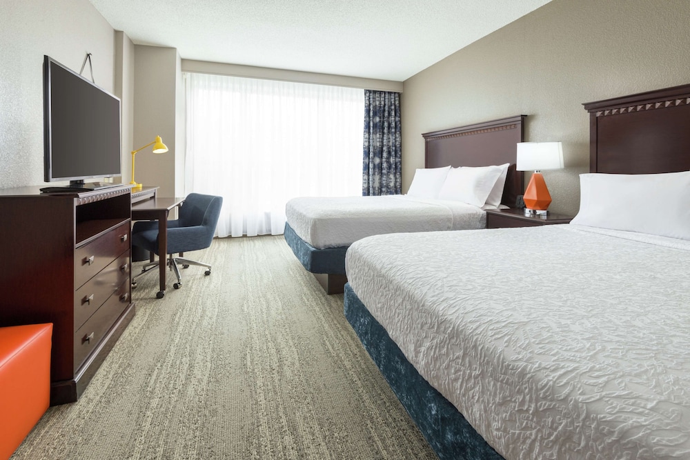 hampton inn and suites national harbor alexandria area