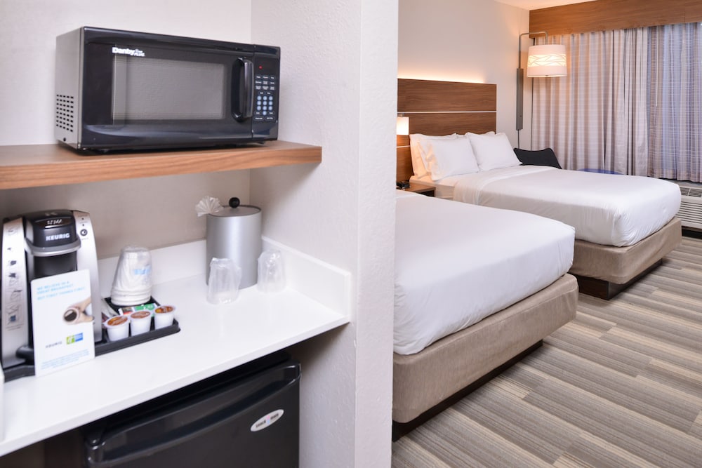 holiday inn express and suites indianapolis downtown convention center area