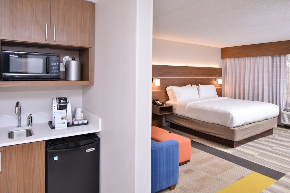 holiday inn express and suites indianapolis downtown convention center area