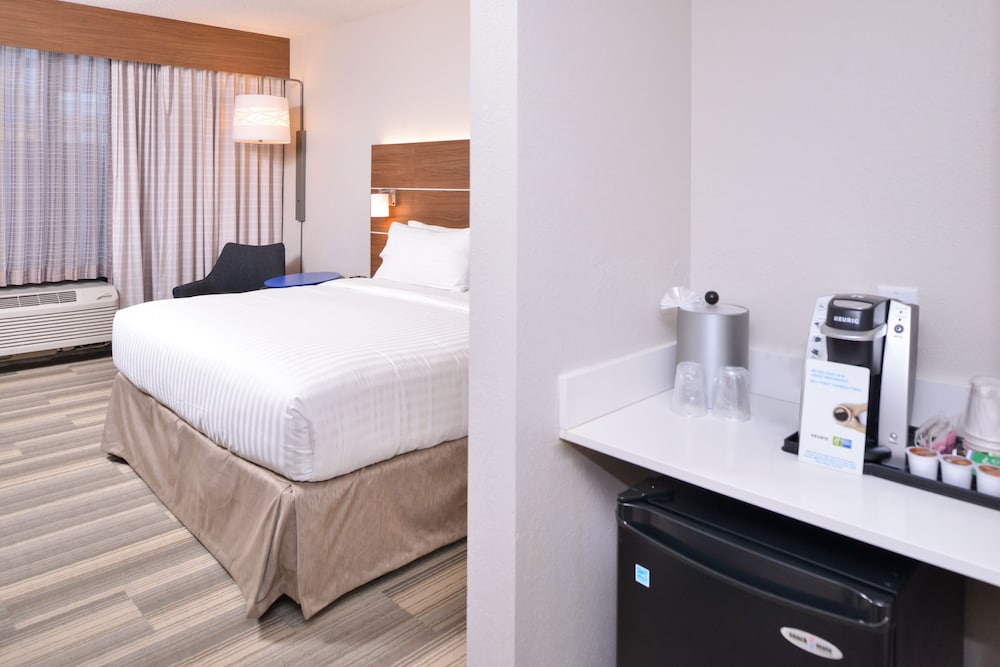 holiday inn express and suites indianapolis downtown convention center area