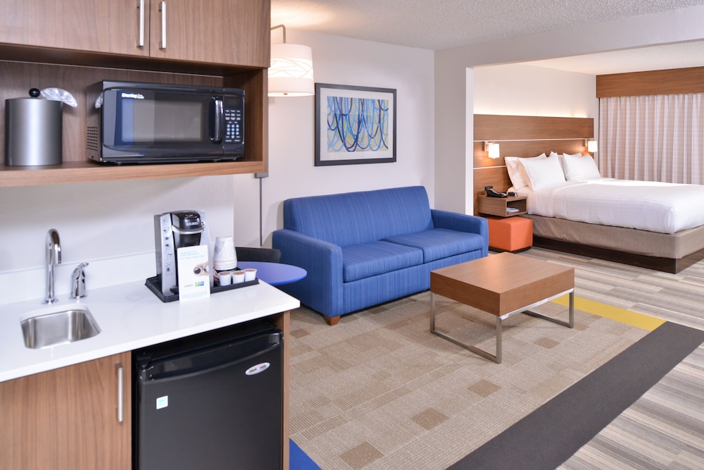 holiday inn express and suites indianapolis downtown convention center area