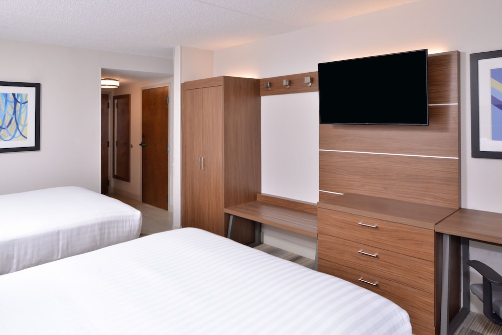 holiday inn express and suites indianapolis downtown convention center area