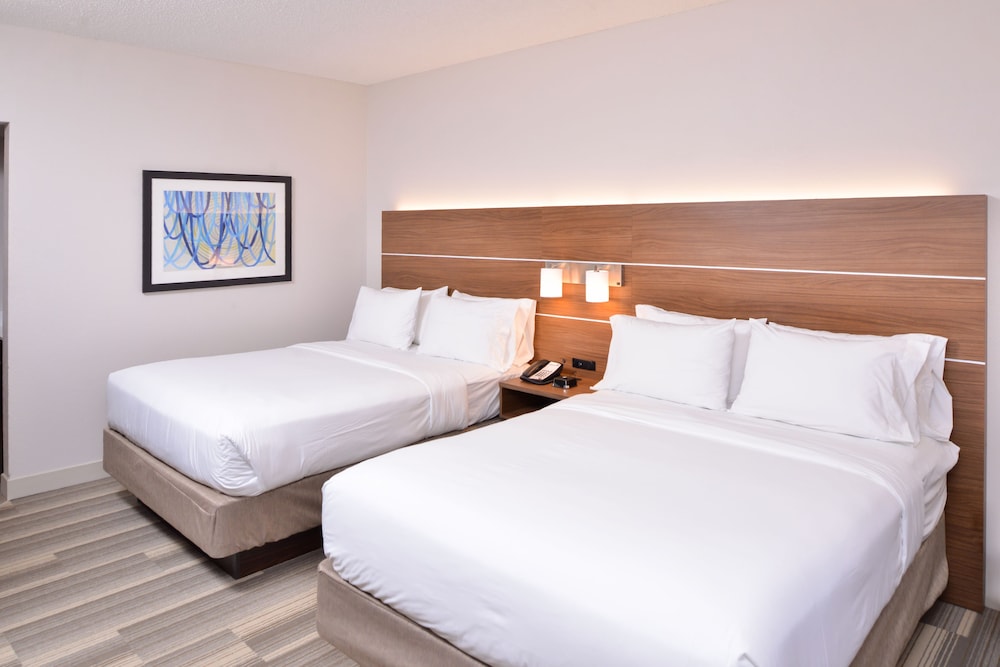 holiday inn express and suites indianapolis downtown convention center area