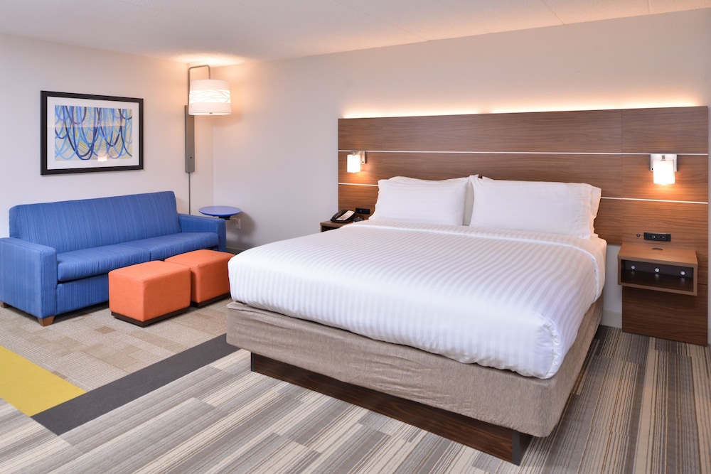 holiday inn express and suites indianapolis downtown convention center area