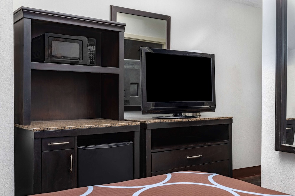 super 8 by wyndham pensacola