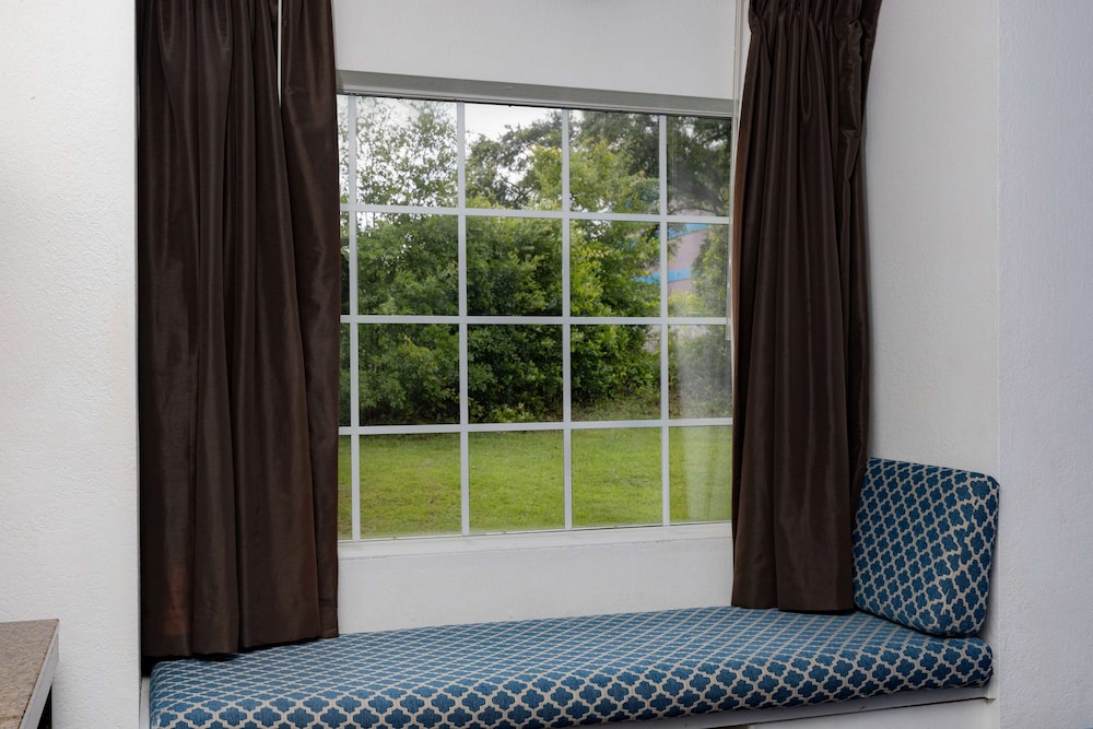 super 8 by wyndham pensacola