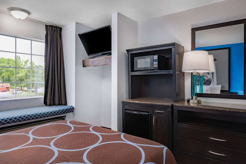 super 8 by wyndham pensacola