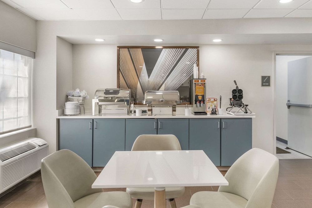 comfort inn and suites louisville airport fair and expo