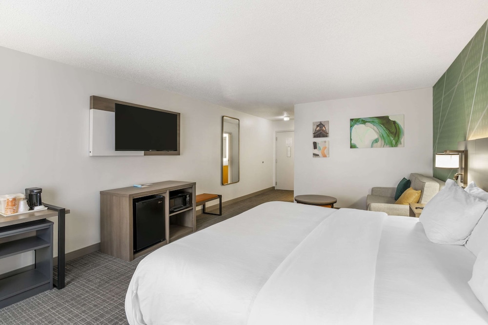 comfort inn and suites louisville airport fair and expo