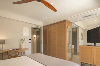 paralos venus suites