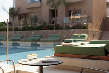 paralos venus suites