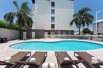 wyndham garden monterrey aeropuerto