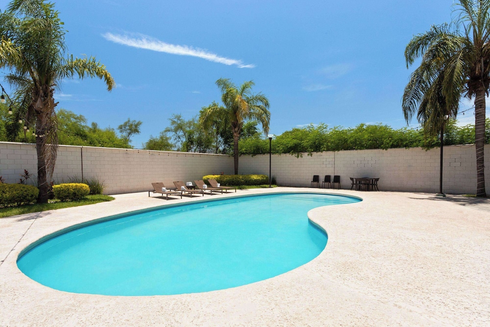 wyndham garden monterrey aeropuerto