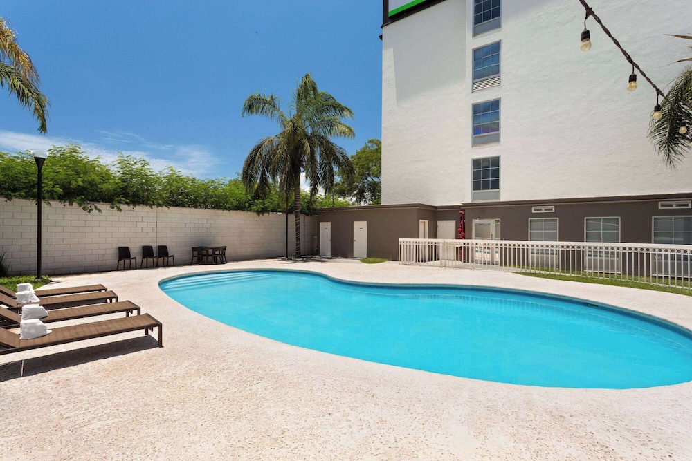 wyndham garden monterrey aeropuerto