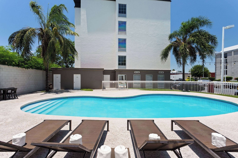 wyndham garden monterrey aeropuerto