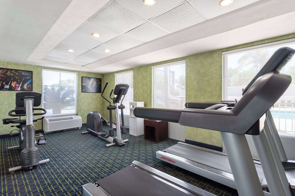 wyndham garden monterrey aeropuerto