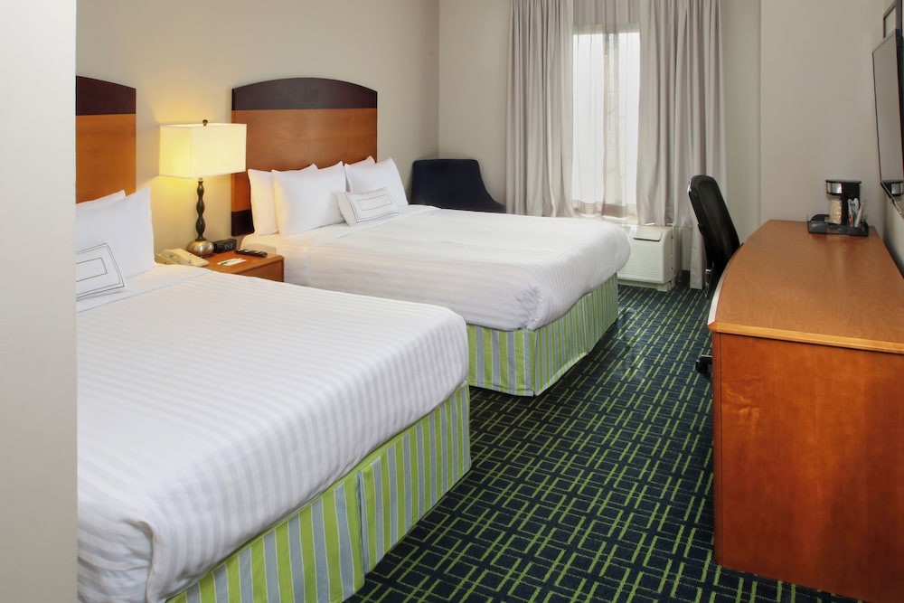 wyndham garden monterrey aeropuerto