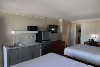 super 8 by wyndham austin south i 35