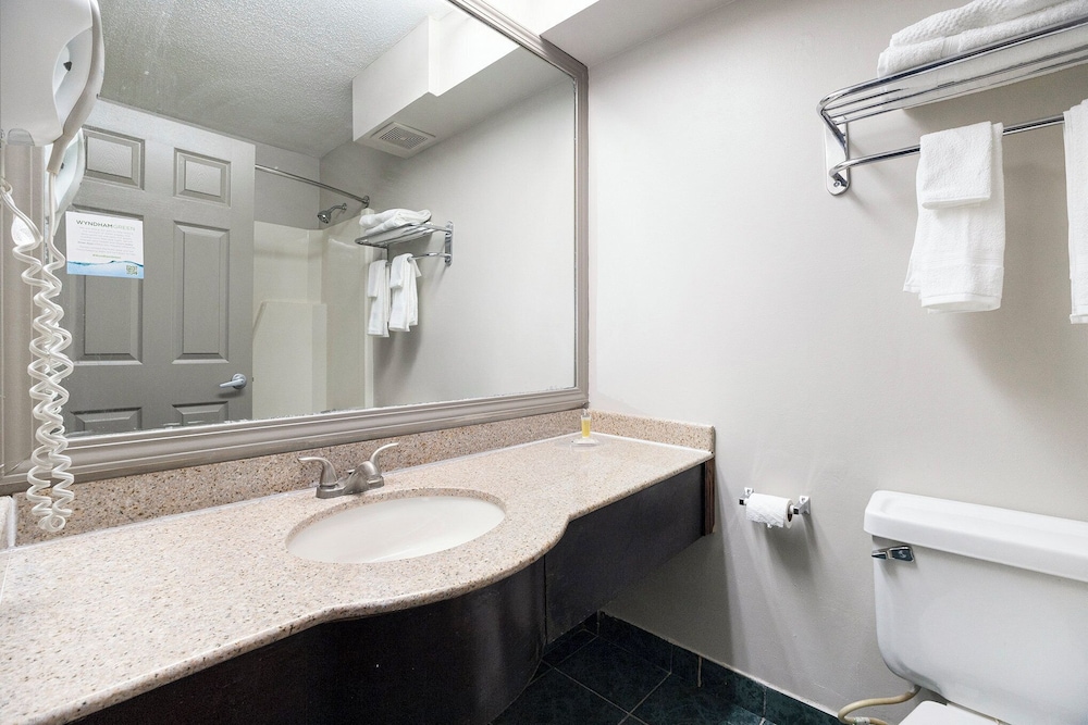 days inn by wyndham muskegon