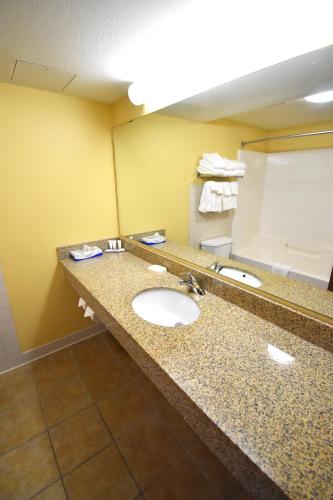 canad inns destination center grand forks