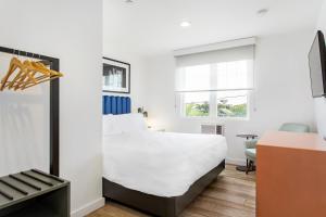 grove hotel