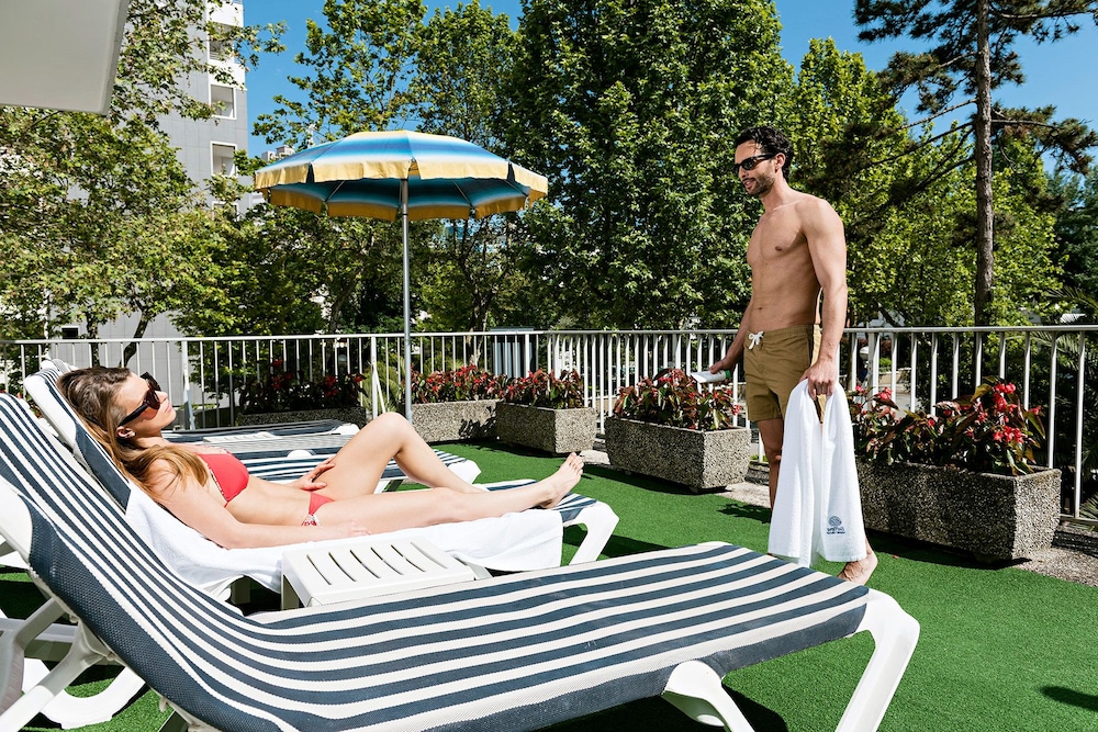 pineda aparthotel