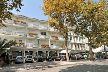 pineda aparthotel