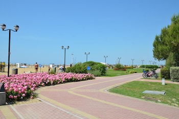 pineda aparthotel