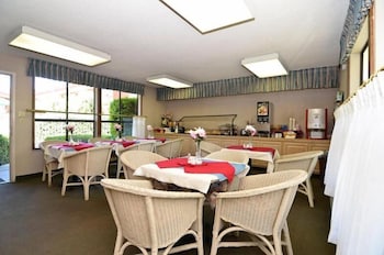 County Inn,Lancaster>>California,3 star