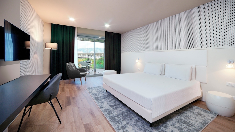 holiday inn nola naples vulcano buono