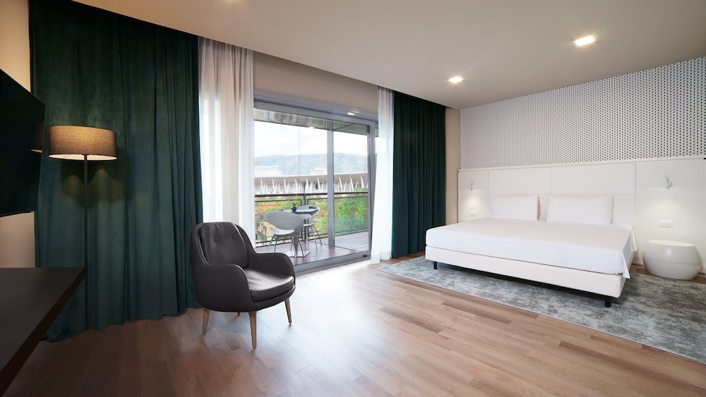 holiday inn nola naples vulcano buono