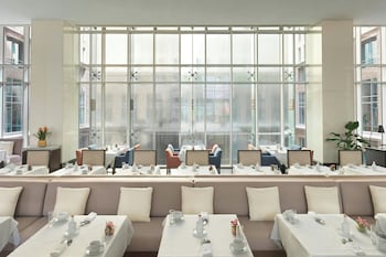 the ritz carlton dubai international financial centre